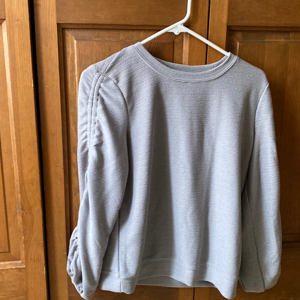 Simply vera Wang woman size small gray sweater with cinch sleeves